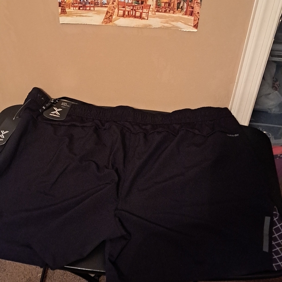 NWT Men's Xersion running short with two zip pockets. No more dangling keys. - Picture 10 of 10